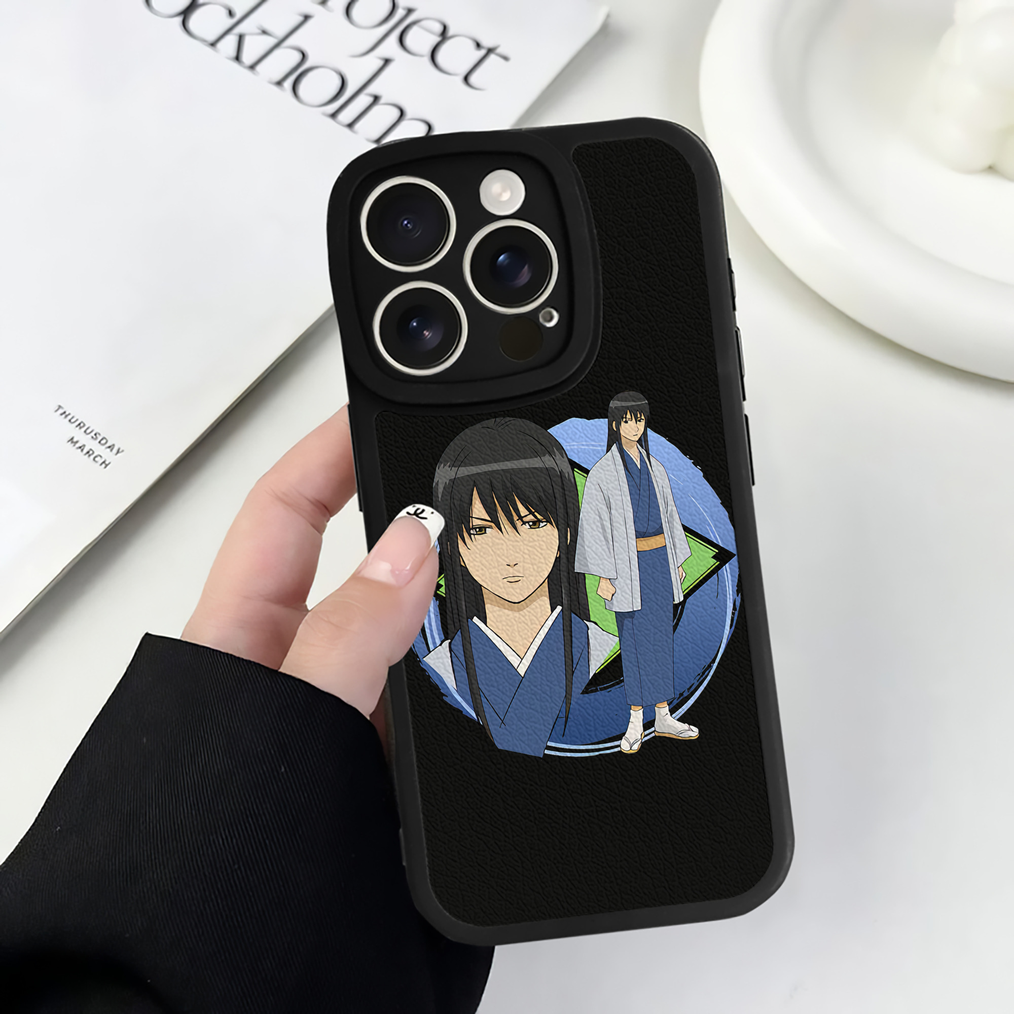 （画像用） ぎんたま 坂田銀時（さかたぎんとき） 神楽 志村新八（しむら しんぱち） GINTAMA Sakata Gintoki Kagura Shimura Shinpachi 【iPhone 16シリーズ対応】シリコンスマホケース（レザー調） 材質：シリコン